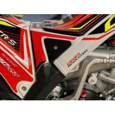 TRS Triangular carbon look fixing for the side of frame reducing splash back to air box mouth